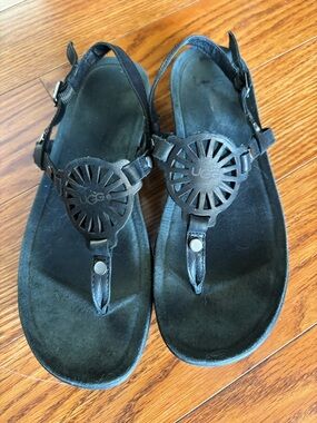 UGG SANDALS * MEDALLION * BLACK LEATHER